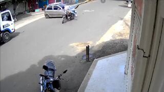 Colombia: Hombre perdió trágicamente una pierna tras chocar su moto contra un auto [VIDEO]