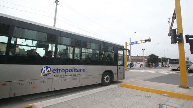 Metropolitano presenta retrasos: Ambulancia y colectivo chocaron en carril exclusivo