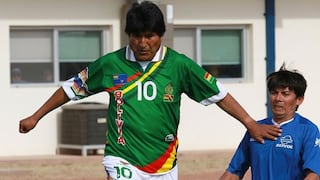 Bolivia: Evo Morales se rompió los ligamentos jugando fútbol y será operado