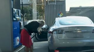 Mujer es captada intentando echarle gasolina a un auto eléctrico y se vuelve viral