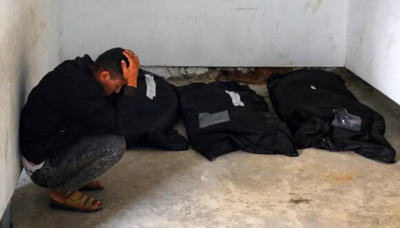 Un joven palestino llora por las personas muertas en los bombardeos israelíes. Foto: AFP.