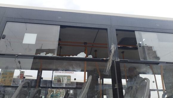 ATAQUES. Buses del Corredor Morado son continuamente atacados en paraderos hacia SJL. (Foto:Perú21).