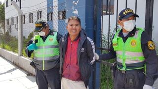 Arequipa: Comerciante ebrio agarra a golpes a su madre y se ríe mientras es detenido