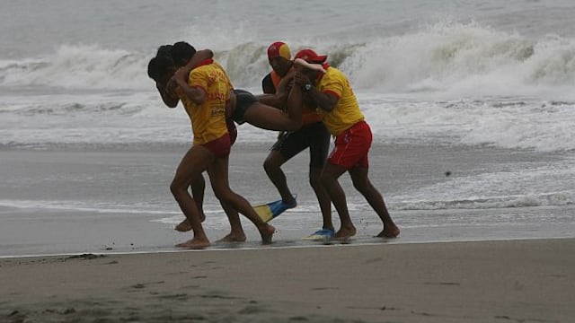 Policía rescató del mar a más de 1,100 personas durante el verano
