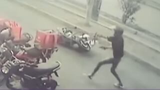 Delincuente balea a un policía y le roba su moto en Los Olivos | VIDEO