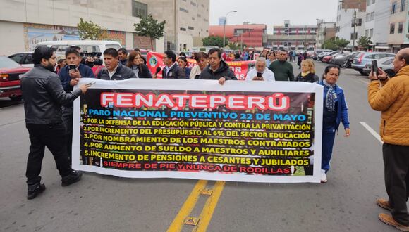 La marcha de la Fenatep llegó esta mañana muy cerca de la puerta del Ministerio de Educación. Los dirigentes fueron recibidos por funcionarios. (Foto: Juan C. Chamorro/P21-MotorolaG100)