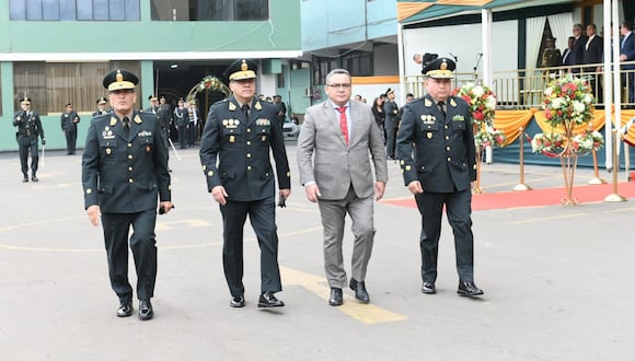 Ministro Juan José Santiváñez escoltado por generales de la Policía. (Ministerio del Interior)