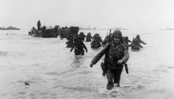 Los refuerzos estadounidenses de la 4.ª División de Infantería en Utah Beach, en la costa de Normandía, el 6 de junio de 1944, durante el el desembarco. (US National Archives / AFP).