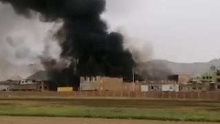Incendio consume un almacén en Huachipa