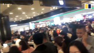 Cientos de personas invaden un centro comercial en China para comprar el nuevo iPhone 13