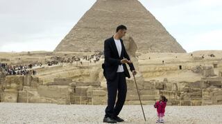 El hombre más alto del mundo y la mujer más baja posan juntos frente a la pirámide de Giza [FOTO]
