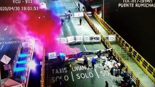 Policía colombiana reprime venezolanos que querían cruzar frontera en Ecuador | VIDEO