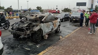 Carmen de la Legua: Auto se prende en llamas y chofer se salva de milagro