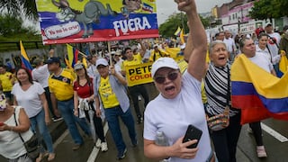 Miles de colombianos salen a las calles para protestar contra Petro