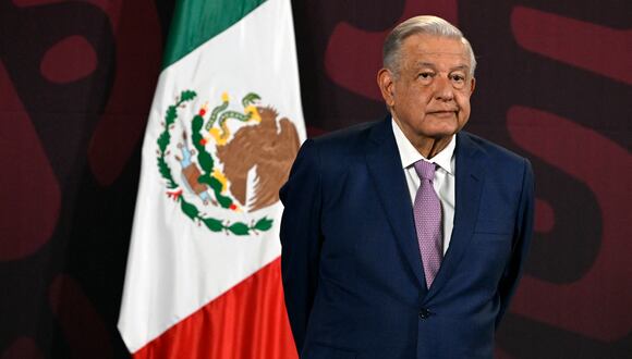 El presidente mexicano, Andrés Manuel López Obrador, hace gestos durante una conferencia de prensa en la Ciudad de México el 11 de abril de 2024. (Foto de ALFREDO ESTRELLA/AFP).