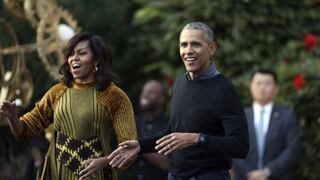 Barack Obama sorprende a su esposa Michelle en presentación de "Becoming"
