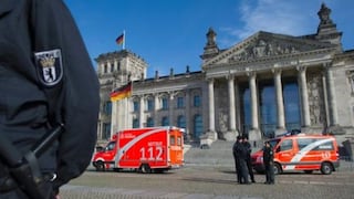 Alemania: Sujeto se apuñala y se prende fuego frente a Parlamento