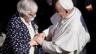 El papa besa el número tatuado en el brazo a una sobreviviente del Holocausto 