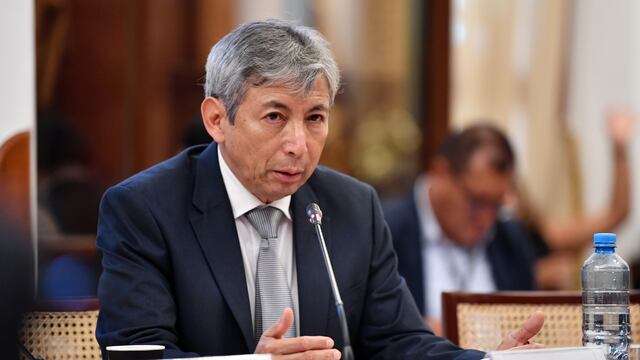 Ministro de Economía se disculpó con la presidenta Boluarte por decir que su gobierno es “débil”