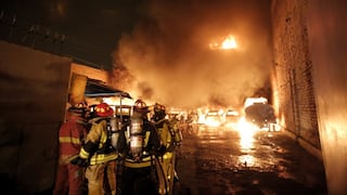 Ate Vitarte: Camión cisterna, autos y mototaxis quemados por incendio en cochera | FOTOS