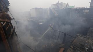 Incendio afecta a tres viviendas en Villa María del Triunfo