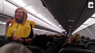 Azafata sorprende a pasajeros con divertida forma de dar instrucciones de seguridad