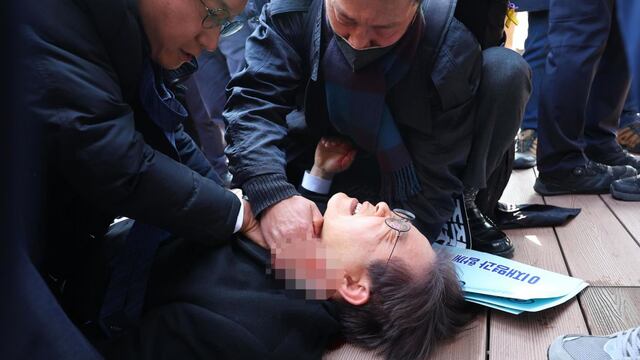 Corea del Sur: Apuñalan en el cuello a Lee Jae-myung, líder del principal partido opositor [VIDEO]