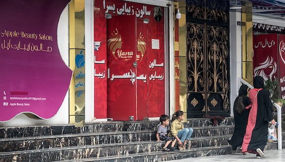 Los salones de belleza cerrarán en Afganistán. (Foto: Wakil KOHSAR / AFP)