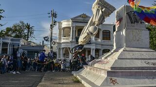 Manifestantes derriban estatua de Colón en la ciudad colombiana de Barranquilla