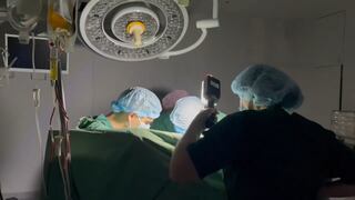 Médicos ucranianos realizaron una operación con linternas tras sufrir un apagón por un ataque ruso [VIDEO]