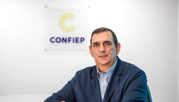 Alfonso Bustamante Canny entregó propuestas para la reactivación económica al presidente del Consejo de Ministros, Gustavo Adrianzén (FOTO:GEC)