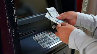 Cuatro medidas de seguridad para retirar dinero de cajeros automáticos