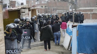Policía desaloja a familias que invadieron terreno en Ventanilla hace cuatro semanas 