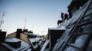 Los “quitanieves del cielo” desafían el vértigo sobre los tejados de Suecia [FOTOS]