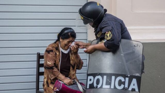 La acción de un policía limpiando las lágrimas de mujer en protesta se viralizó [FOTO]