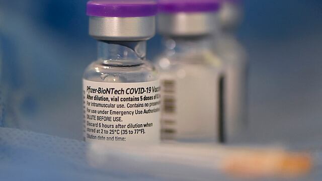 Estados Unidos da total aprobación a la vacuna de Pfizer contra el COVID-19