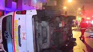 Tres bomberos heridos luego de que un taxi chocara contra ambulancia en Lince [VIDEO]
