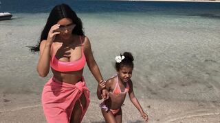 Hija de Kim Kardashian protagoniza su primera portada | FOTOS