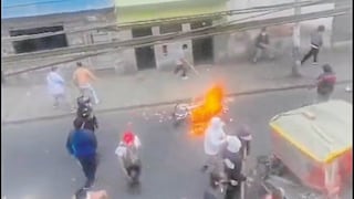 Salen de El Agustino para quemar motos y mototaxis de extorsionadores
