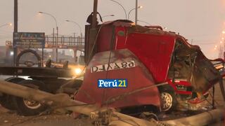 ¡Milagro! Camión se estrella contra 4 postes de alta tensión, pero chofer sobrevive (VIDEO)