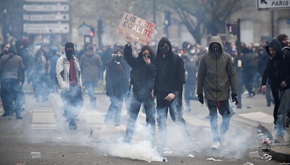 Macron, ya confrontó las protestas de los “chalecos amarillos” por medidas impopulares de aumento de precios de combustibles, señala el columnista. (Foto de JULIEN DE ROSA / AFP)