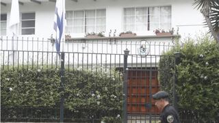 Alan García cumple su quinto día en embajada y así informan los medios de Uruguay [FOTOS]