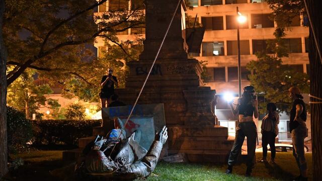 Manifestantes derriban estatua de general confederado en Washington [FOTOS]