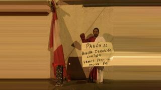 'Hincha israelita' realiza vigilia en el frontis de la casa de 'Doña Peta', madre de Paolo Guerrero [VIDEO]