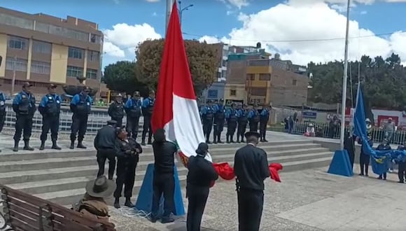 EN JULIACA. Municipalidad sacó decreto para que haya izamiento de bandera a media asta, y permitirá que coloquen banderas negras. (Foto: Captura de video)