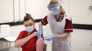 Irlanda del Norte es el primer territorio británico en comenzar a vacunar a toda su población adulta 