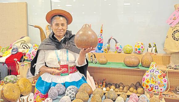 LEGADO. Irma Poma,  artista tradicional de mate burilado y representante del valle del Mantaro. Expone su obra en el espacio de  Ruraq Maki, dentro de Casacor Perú 2024.