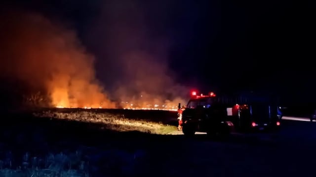 OTRA EMERGENCIA. Bomberos controlaron incendio en el borde de la pista de aterrizaje del aeropuerto de Tingo María