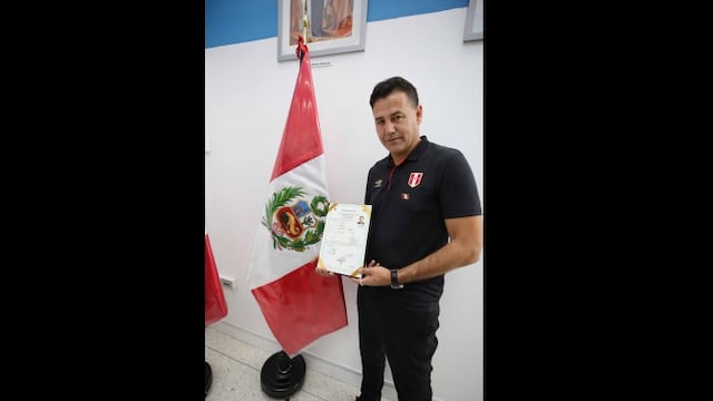 ¡Un peruano más! Daniel Ahmed recibió su título de nacionalidad [FOTOS]