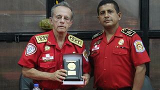 Bombero peruano que ayudó en tragedia de Chapecoense fue condecorado por su labor
